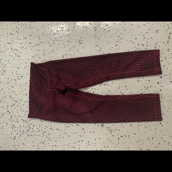 Lululemon fun pattern crops - Picture 2 of 3